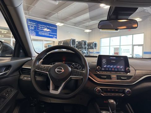Used 2025 Nissan Altima 2.5 SV FWD image 10