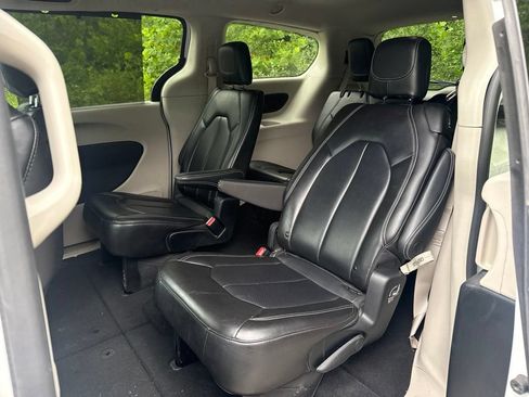 Used 2023 Chrysler Pacifica Touring-L FWD image 6