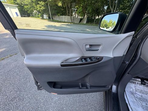 Used 2018 Toyota Sienna XLE w/ XLE Navigation Package AWD/4WD image 17