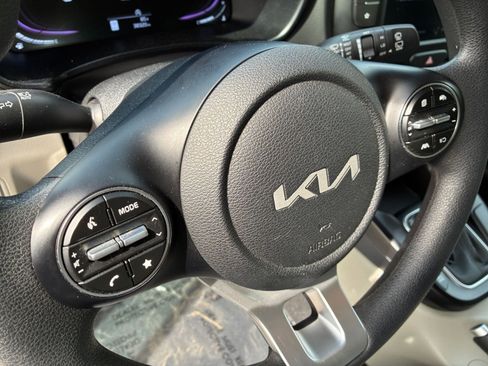 Used 2025 Kia Soul LX w/ LX Technology Package FWD image 24