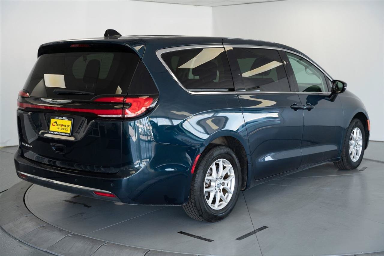 Used 2024 Chrysler Pacifica Touring-L FWD image 7