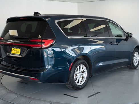 Used 2024 Chrysler Pacifica Touring-L FWD image 7
