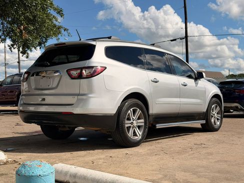 Used 2017 Chevrolet Traverse LT FWD image 3