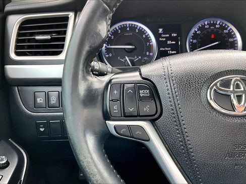 Used 2019 Toyota Highlander XLE FWD image 18