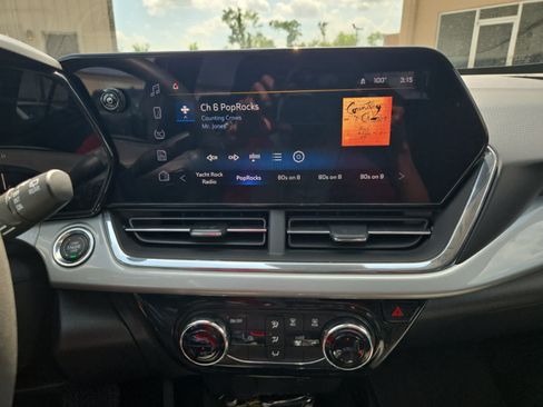 Used 2025 Chevrolet Trax LT FWD image 16