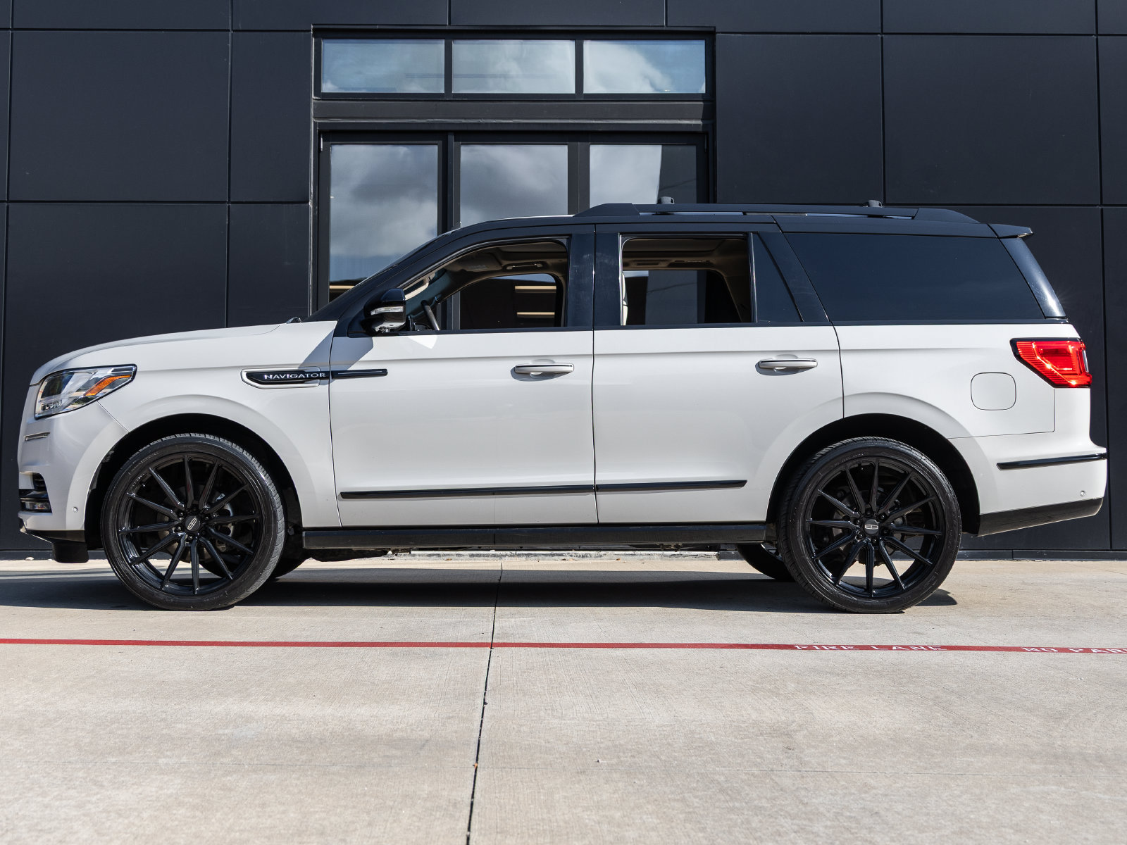 Used 2021 Lincoln Navigator Reserve w/ Luxury Package RWD image 9
