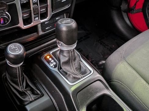 Used 2022 Jeep Wrangler Unlimited Sahara w/ Cold Weather Group AWD/4WD image 18