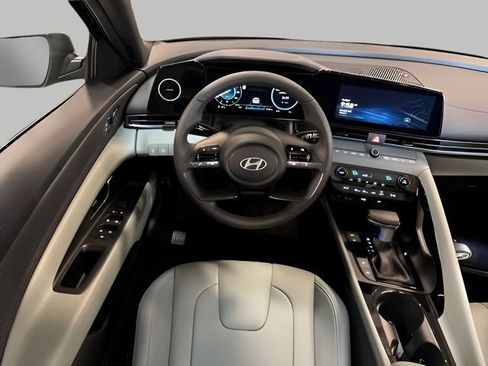 New 2025 Hyundai Elantra Limited image 28