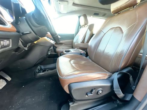 Used 2018 Chrysler Pacifica Limited w/ Tire & Wheel Group image 16