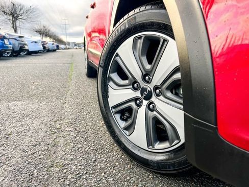 Certified 2022 Kia Niro LX image 2