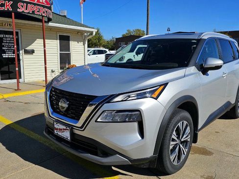 Used 2022 Nissan Rogue SV w/ SV Premium Package image 1