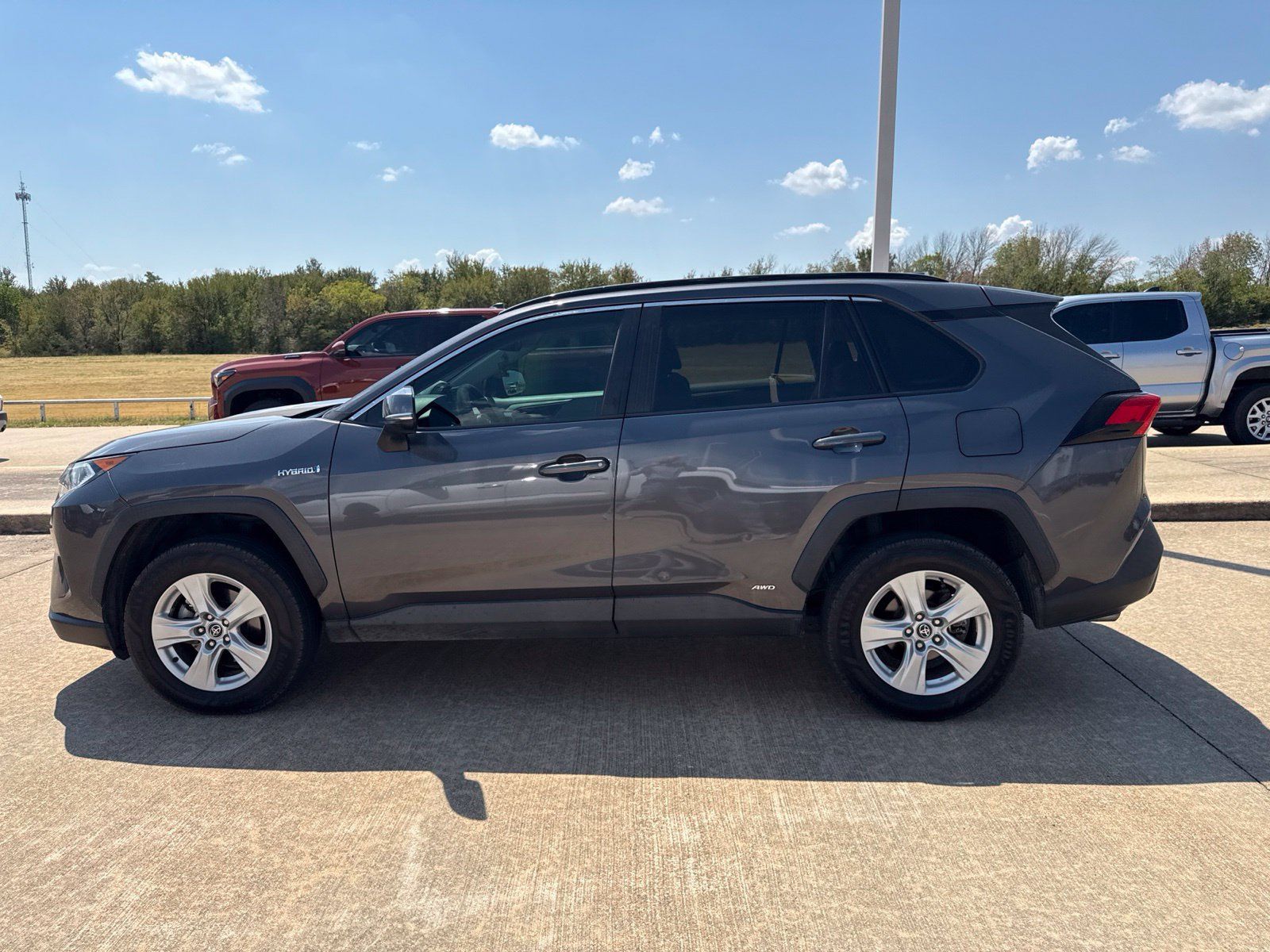 Used 2020 Toyota RAV4 XLE AWD/4WD image 5