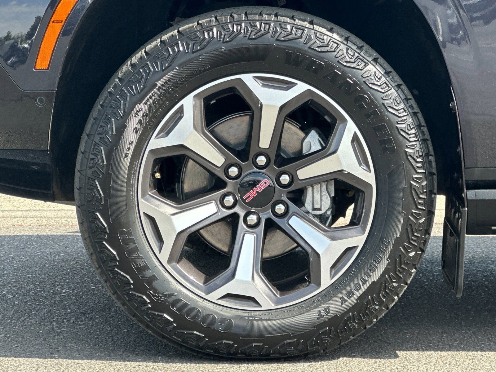 Used 2025 GMC Yukon AT4 Ultimate w/ LPO, Floor Liner Package AWD/4WD image 35