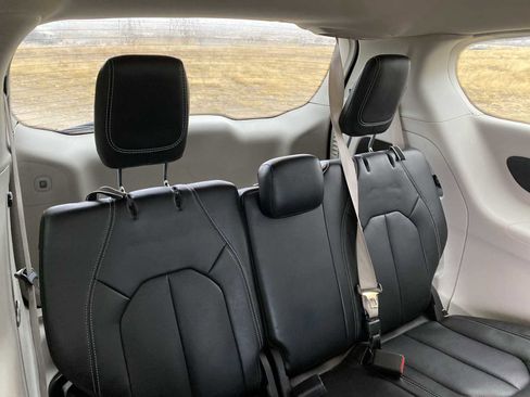 Certified 2023 Chrysler Pacifica Touring-L FWD image 35