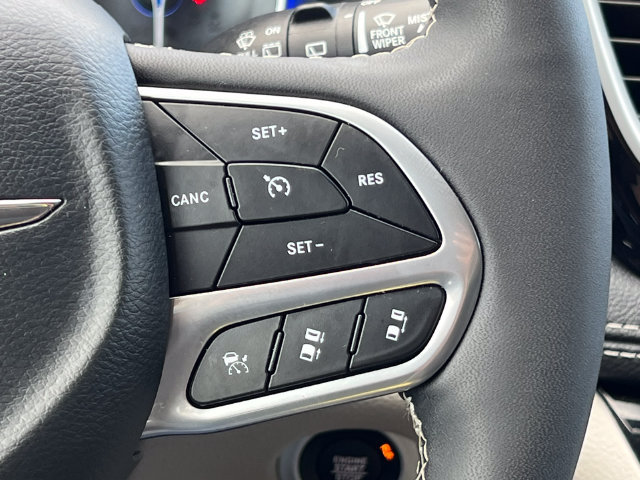Used 2024 Chrysler Pacifica Limited FWD image 24