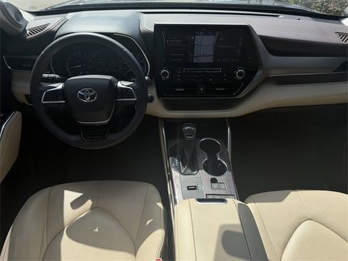 Used 2020 Toyota Highlander Limited image 9