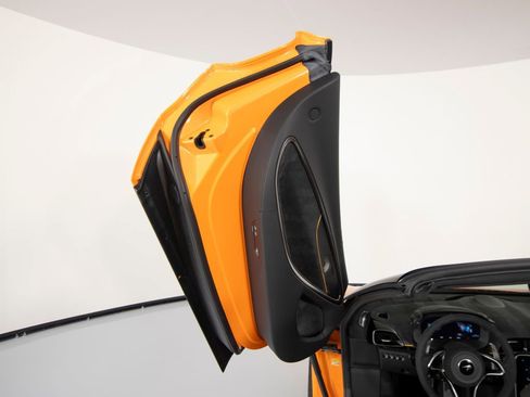 Used 2025 McLaren Artura Spider image 11