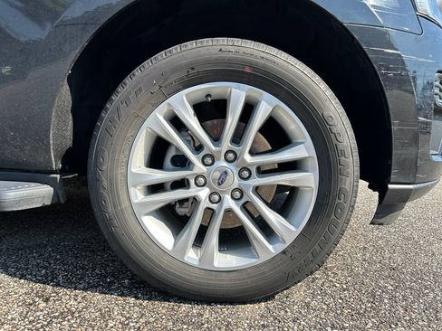 Used 2024 Ford Expedition XLT RWD image 7