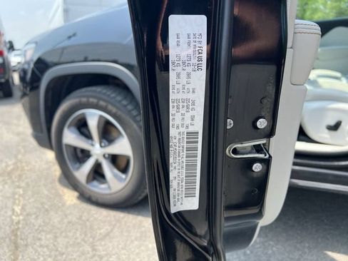 Used 2019 Jeep Cherokee Limited AWD/4WD image 34