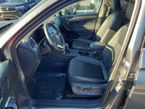 Used 2023 Volkswagen Tiguan SE w/ Panoramic Sunroof Package FWD image 16