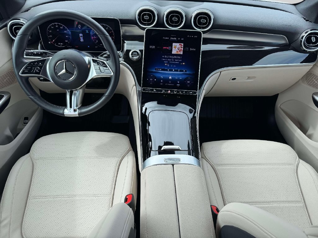 Used 2025 Mercedes-Benz GLC 300 4MATIC image 13