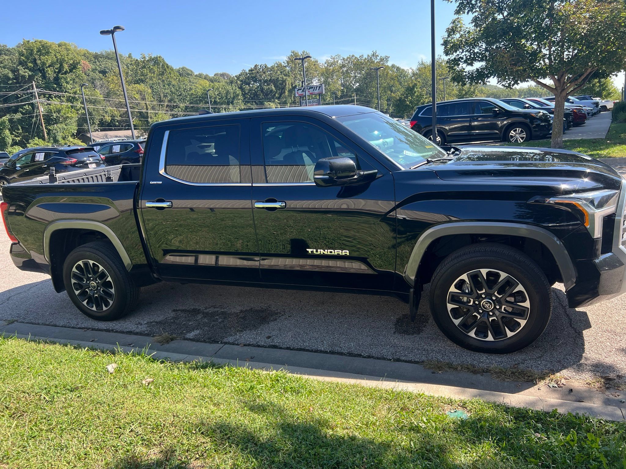 Used 2024 Toyota Tundra Limited w/ Power Package AWD/4WD image 4