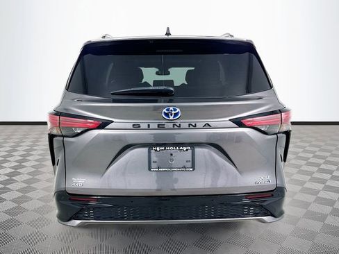 Used 2022 Toyota Sienna XSE image 6