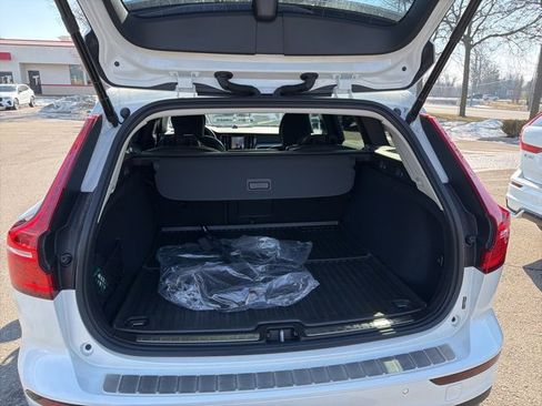 Certified 2025 Volvo V60 B5 Cross Country Ultra w/ Protection Package Premier image 7