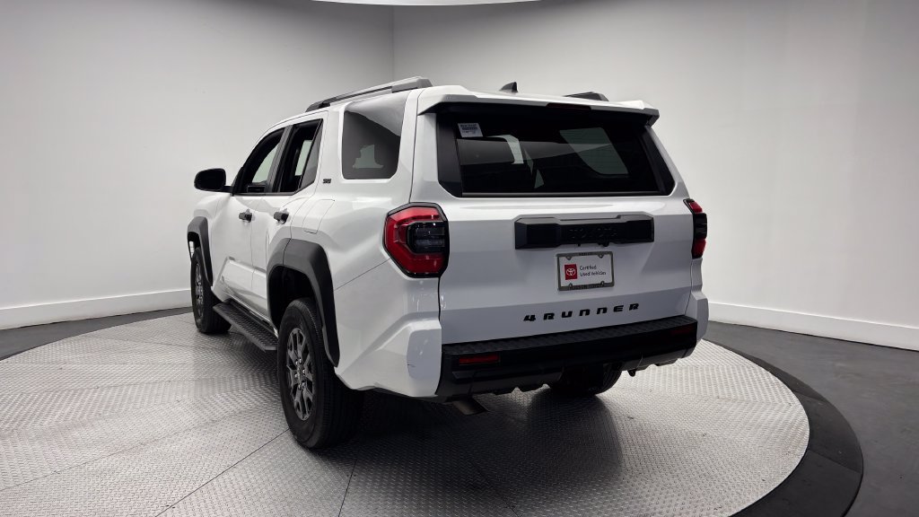 Used 2025 Toyota 4Runner SR5 AWD/4WD image 32