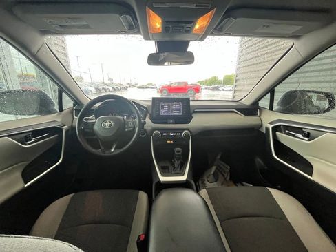 Used 2021 Toyota RAV4 XLE w/ Convenience Package FWD image 11