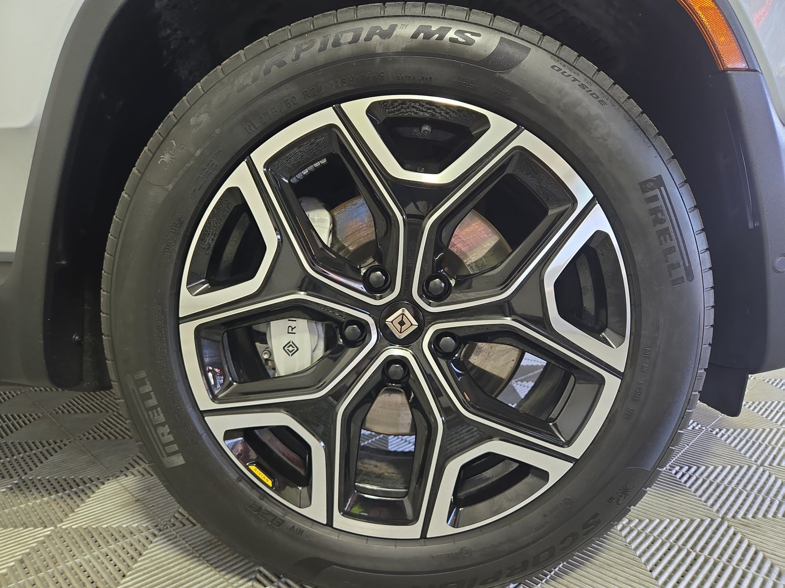 Used 2025 Rivian R1S Adventure Dual AWD/4WD image 11