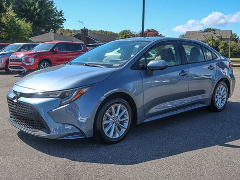 Used 2020 Toyota Corolla LE w/ LE Premium Package image 4