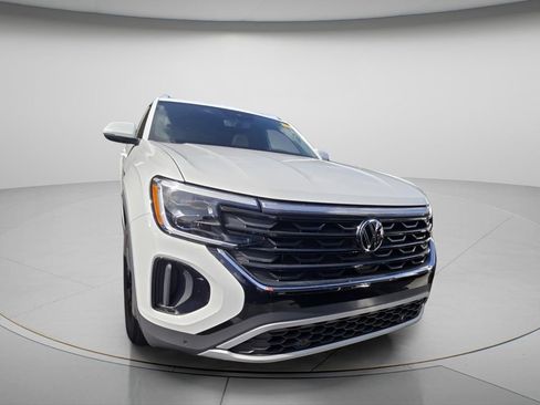 Used 2024 Volkswagen Atlas Cross Sport SE w/ Panoramic Sunroof Package FWD image 3