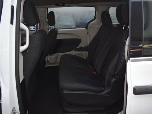 Used 2020 Chrysler Voyager L image 30