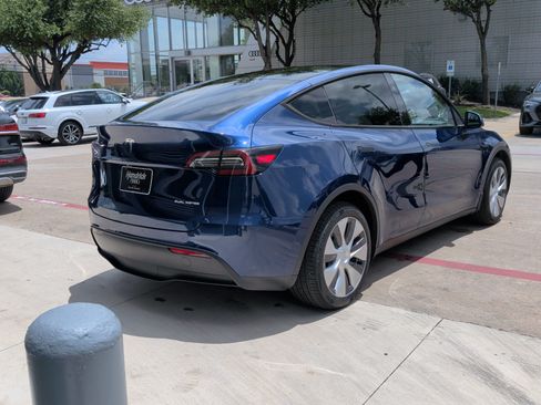 Used 2024 Tesla Model Y Long Range AWD/4WD image 10