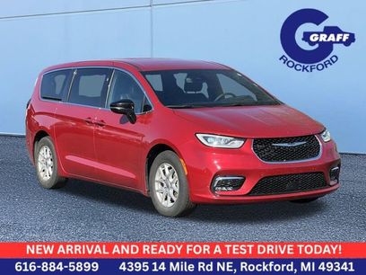 Used 2025 Chrysler Pacifica Select