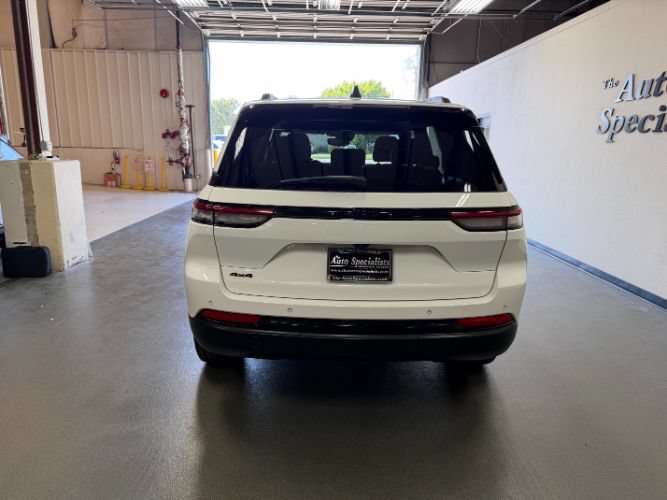 Used 2024 Jeep Grand Cherokee Altitude AWD/4WD image 3