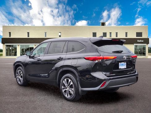 Used 2021 Toyota Highlander XLE AWD/4WD image 5