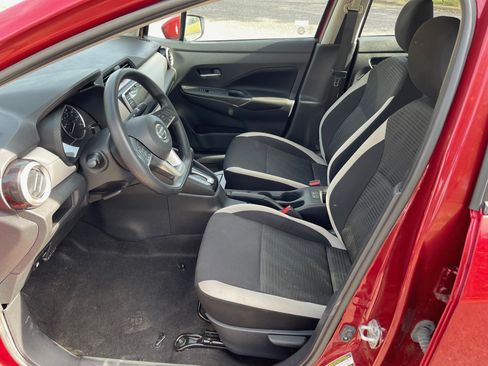 Used 2022 Nissan Versa SV image 9