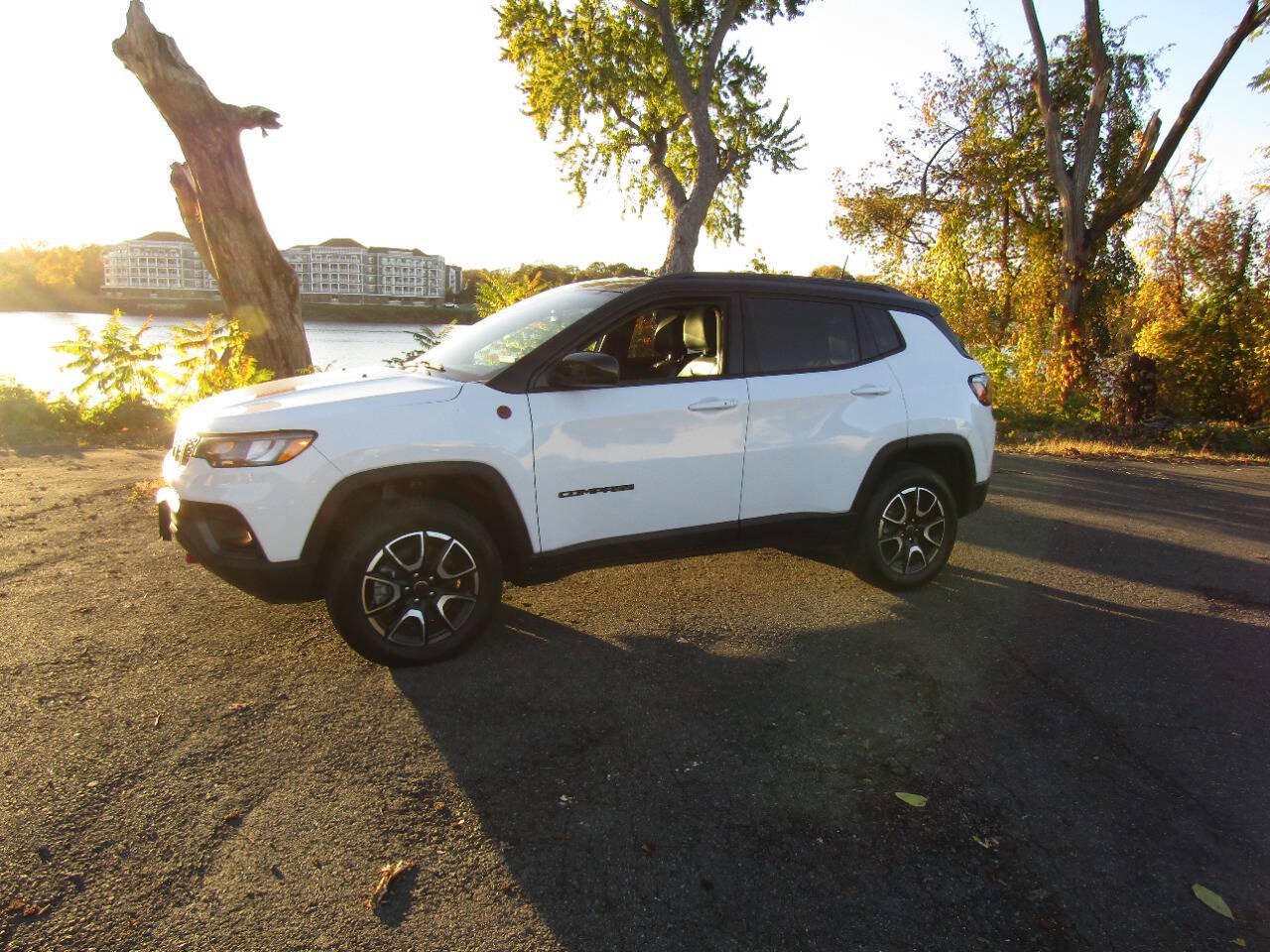 Used 2025 Jeep Compass Trailhawk AWD/4WD image 3