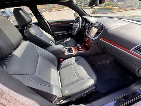 Used 2014 Chrysler 300 C w/ Driver Convenience Group RWD image 12