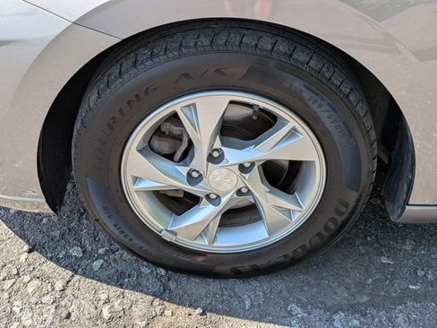 Used 2022 Hyundai Elantra SE FWD image 10