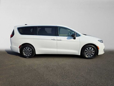 Used 2024 Chrysler Pacifica Limited FWD image 2