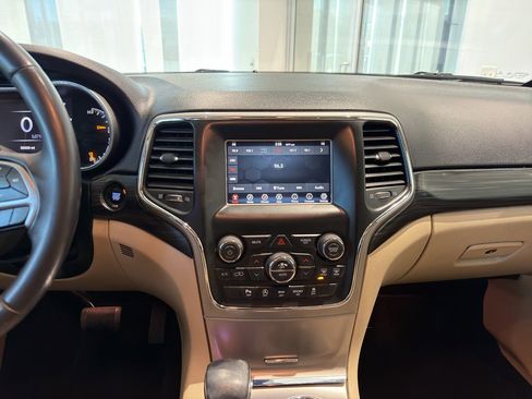 Used 2020 Jeep Grand Cherokee Laredo image 18