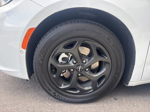 Used 2024 Chrysler Pacifica Select image 4