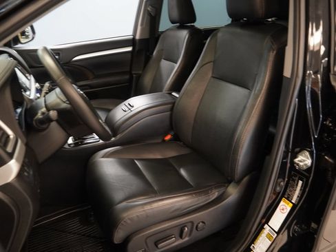 Used 2019 Toyota Highlander XLE AWD/4WD image 3
