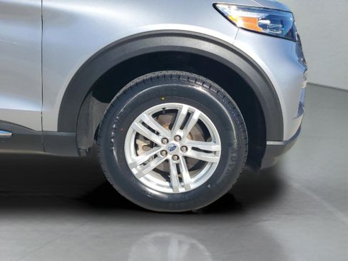 Used 2022 Ford Explorer XLT w/ Equipment Group 202A image 5