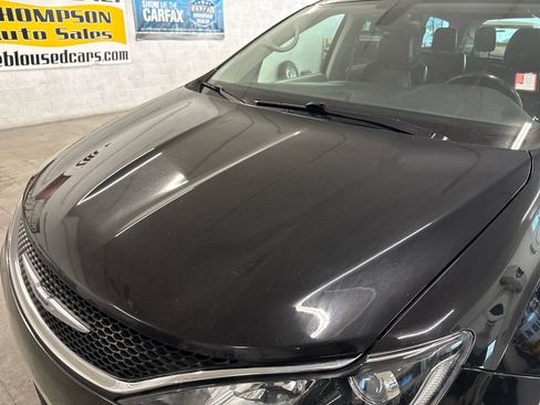 Used 2018 Chrysler Pacifica Limited image 97