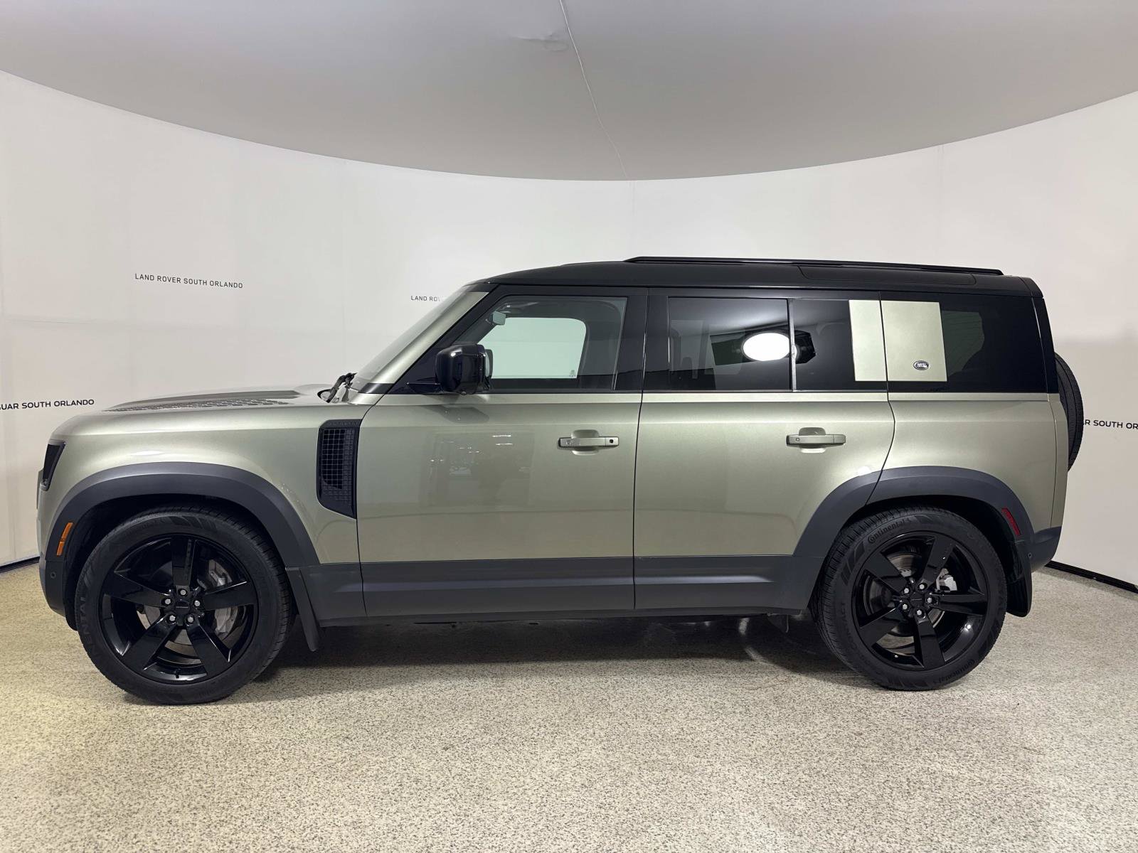 Used 2020 Land Rover Defender 110 SE AWD/4WD image 2