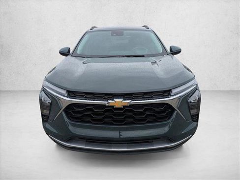 Used 2025 Chevrolet Trax LT FWD image 2